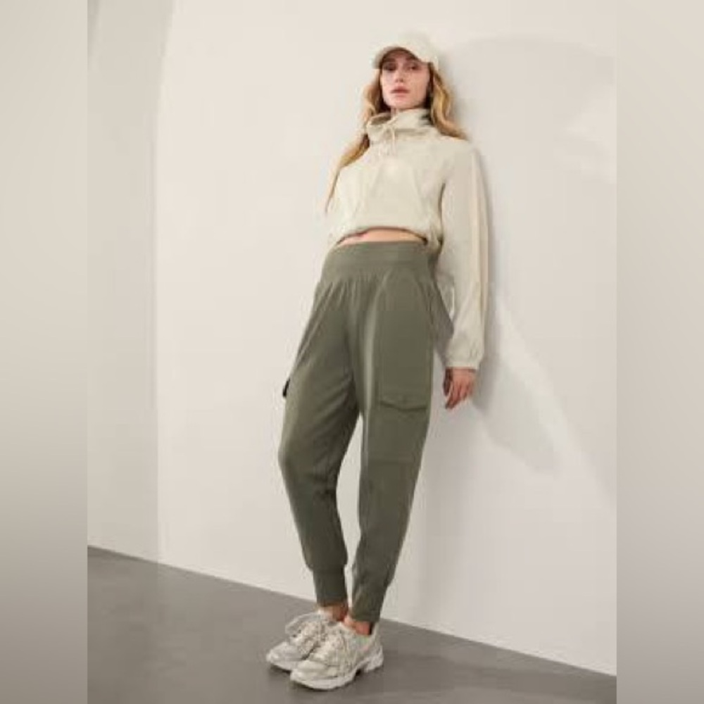 Athleta Venice Cargo Joggers in Aspen Olive size Medium like new!